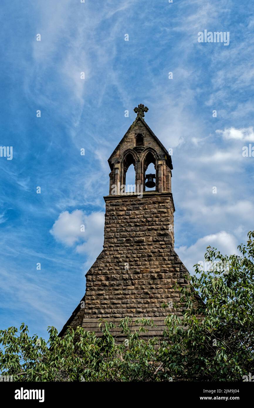 Torre de la Iglesia de San Pedro con campana y cruz en Elworth Cheshire Reino Unido Foto de stock