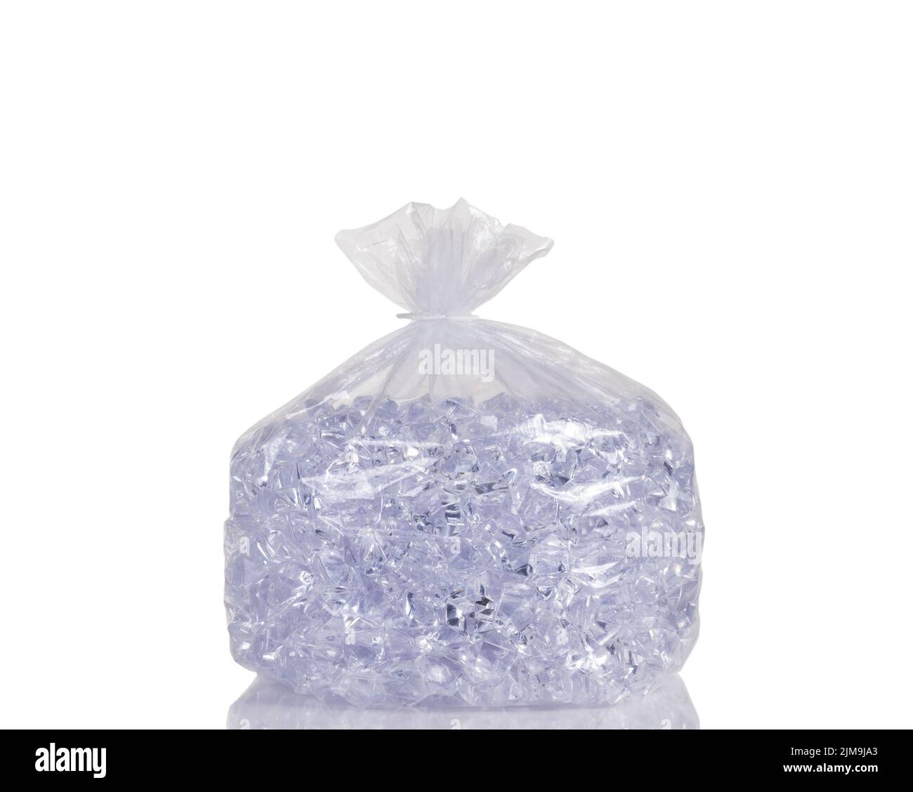 Bolsa de plástico transparente llena de cubitos de hielo aislados sobre fondo blanco Foto de stock