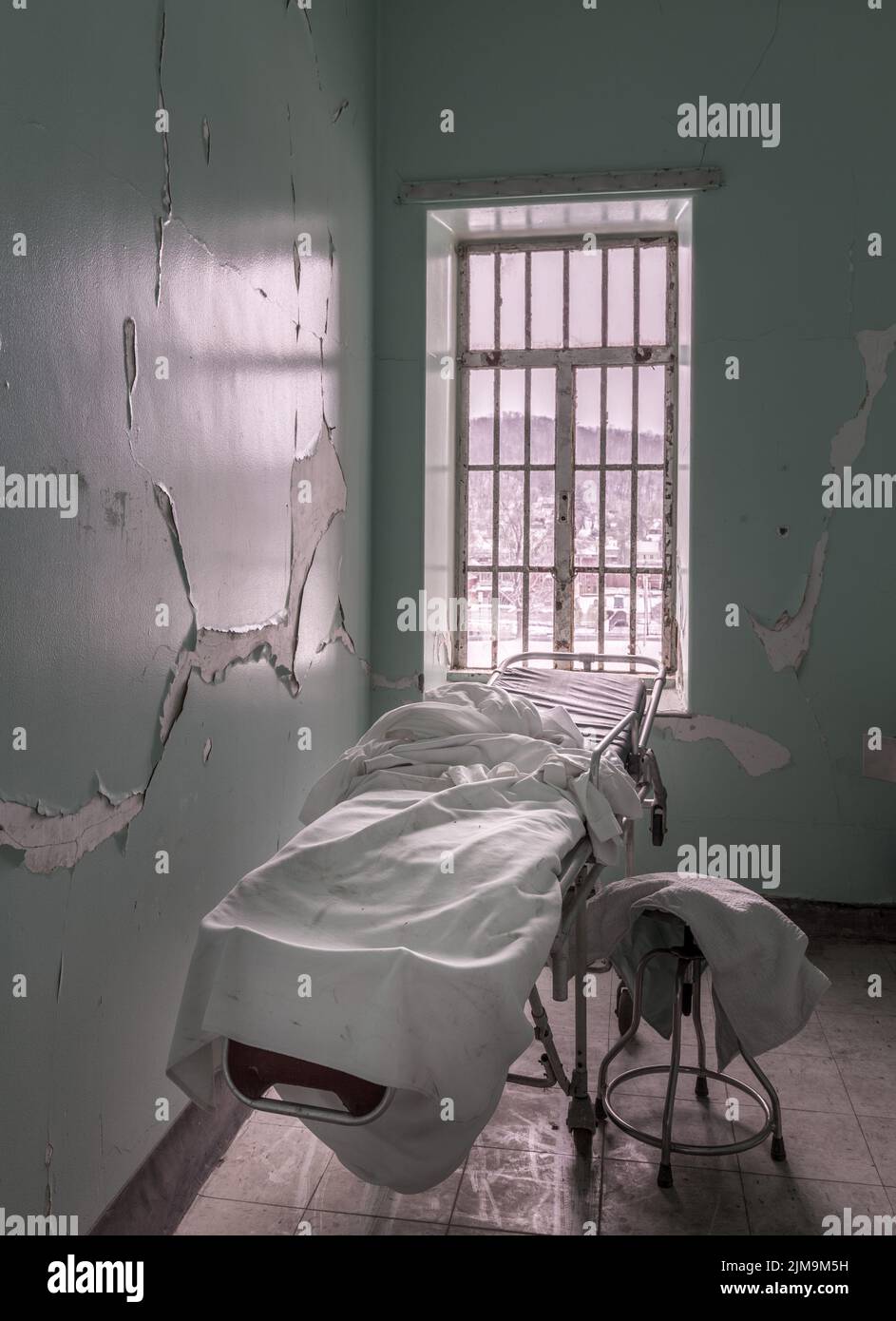 Habitación vacía dentro del asilo lunático Trans-Allegheny Foto de stock