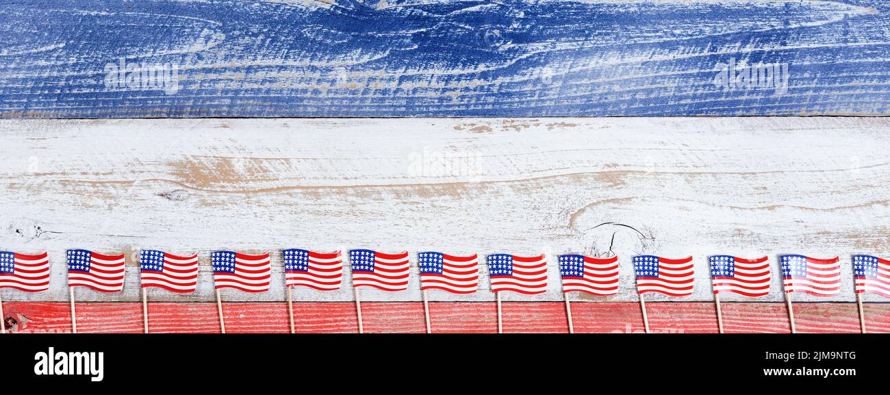 Pequeñas banderas de EE.UU. En la parte inferior de tablas rústicas con colores nacionales Foto de stock