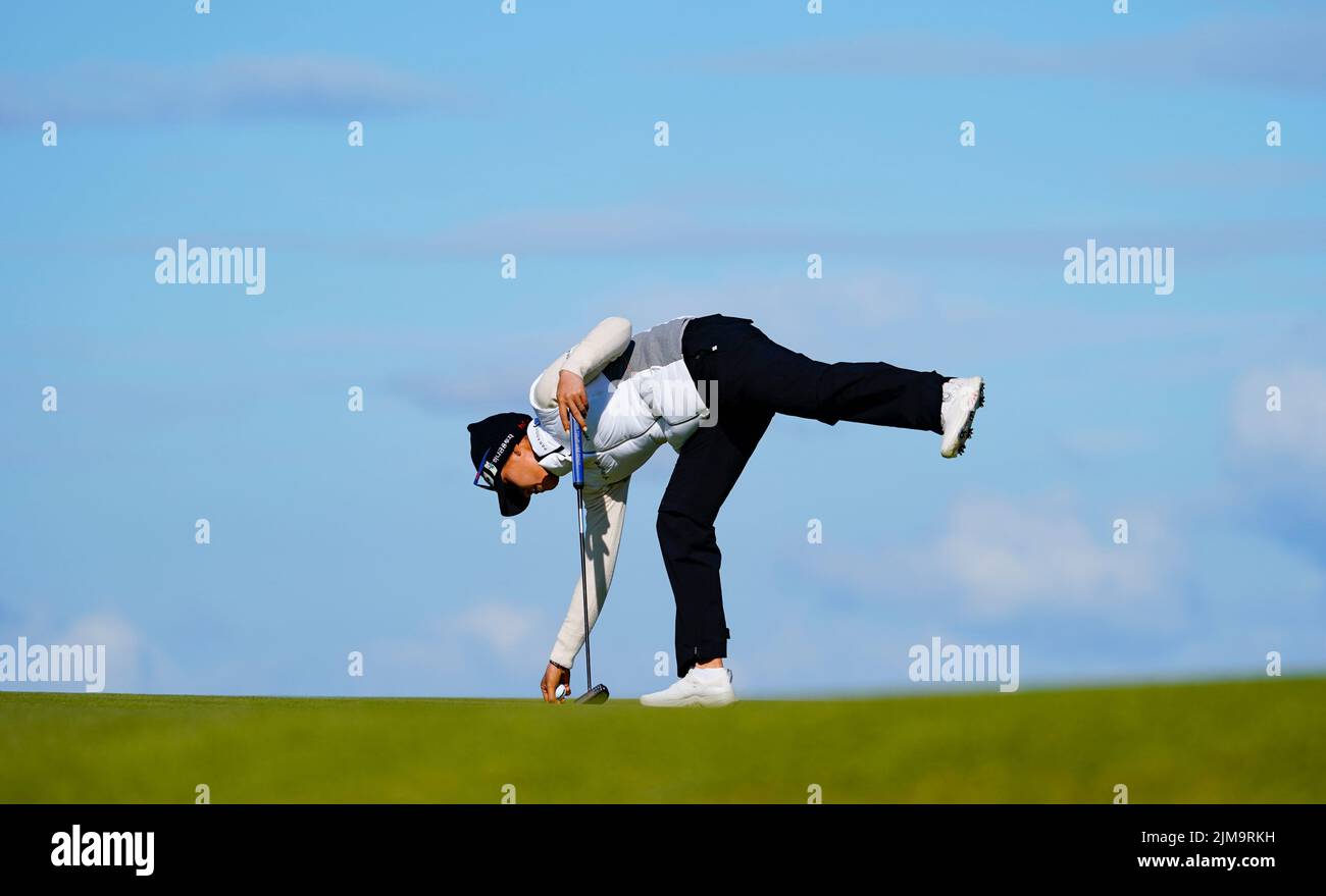 Gullane, Escocia, Reino Unido. 5th de agosto de 2022. Segunda ronda del campeonato AIG Women’s Open de golf en Muirfield, East Lothian. Pic; Lydia ko se prepara para putt en 7th verde. Noticias en vivo de Iain Masterton/Alamy Foto de stock