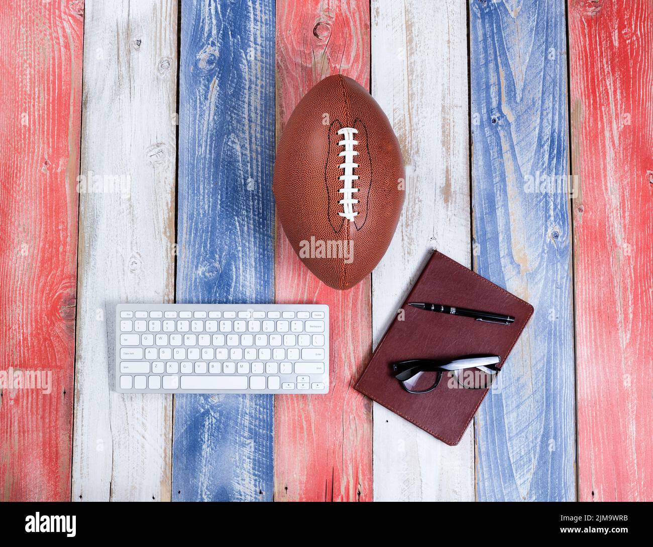 Analizando el fútbol americano para la temporada en tablas rústicas pintadas en colores nacionales de EE.UU Foto de stock