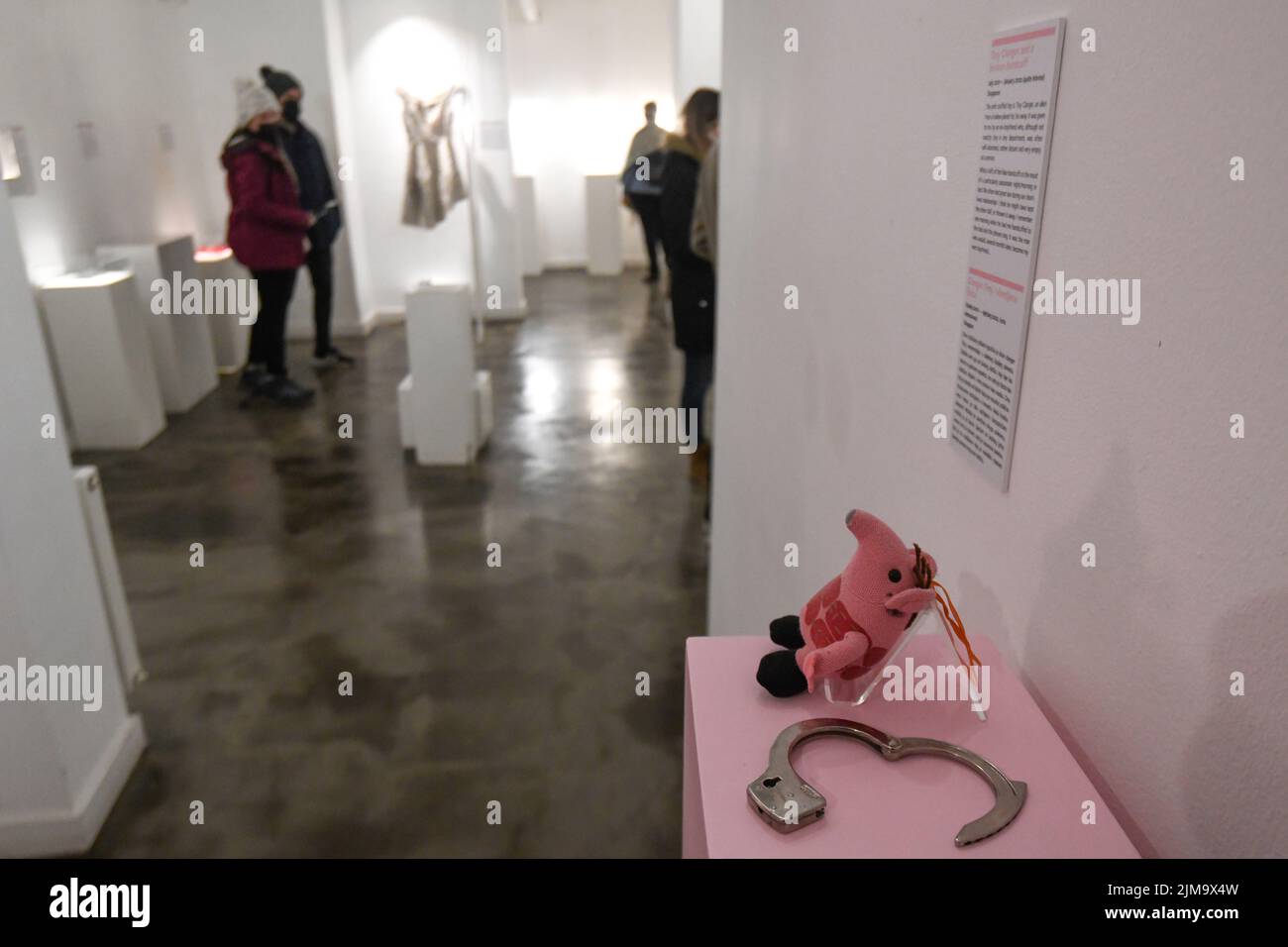 Museo de las relaciones rotas: Esposas y juguete de cerdo de peluche. Zagreb, Croacia Foto de stock