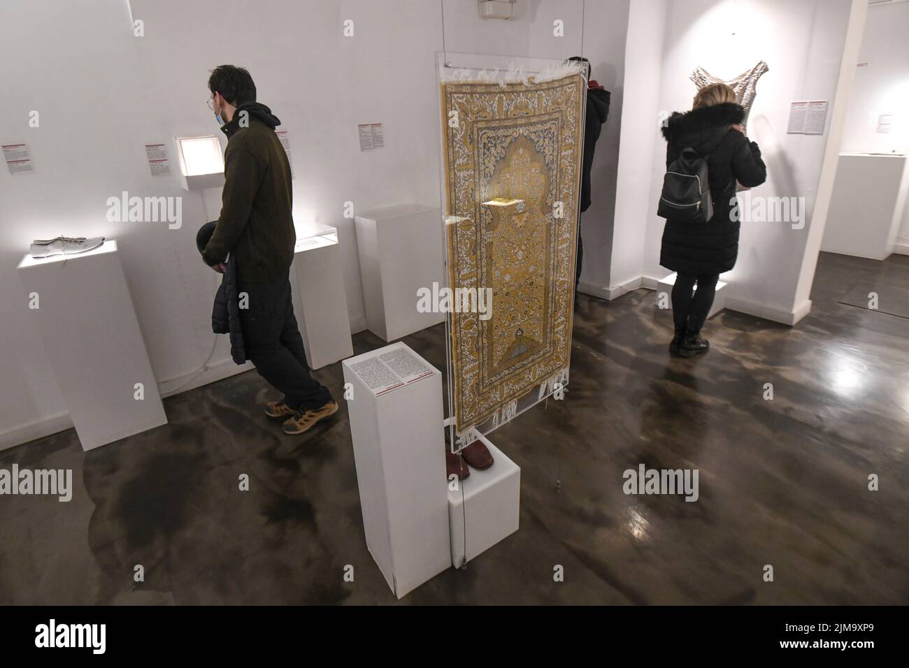 Museo de las relaciones rotas: Visitantes observando la colección. Zagreb, Croacia Foto de stock