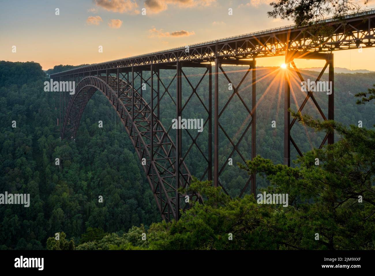 Puesta de sol en el puente New River Gorge en Virginia Occidental Foto de stock