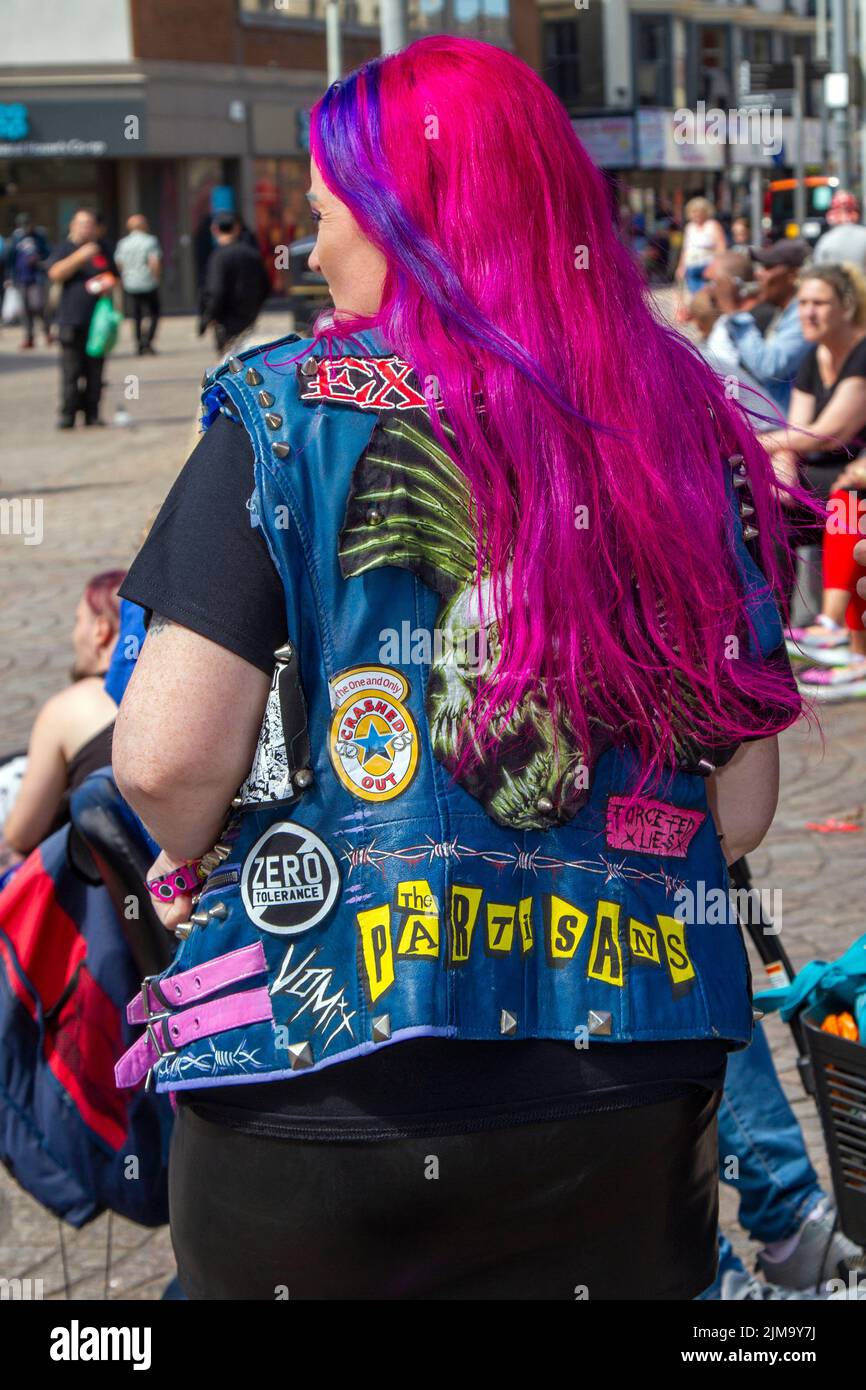 Mujer con el pelo púrpura y chaqueta de mezclilla en Blackpool, Lancashire,  Reino Unido. 4th de agosto de 2022. La subcultura punk, las ideologías y la  moda alternativa, con peinados teñidos de