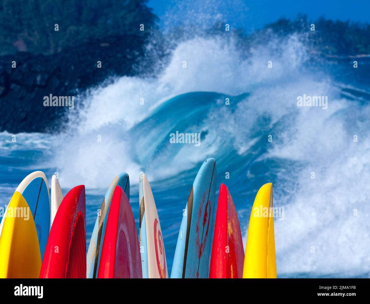 Olas poderosas rompen en la playa Lumahai, Kauai con tablas de surf Foto de stock