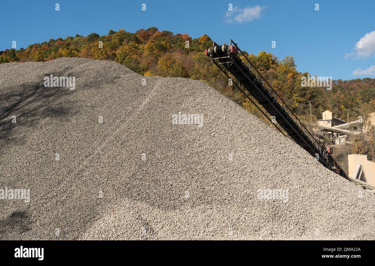 Piedra caliza o machacada fábrica de piedra en el valle arbolado Foto de stock