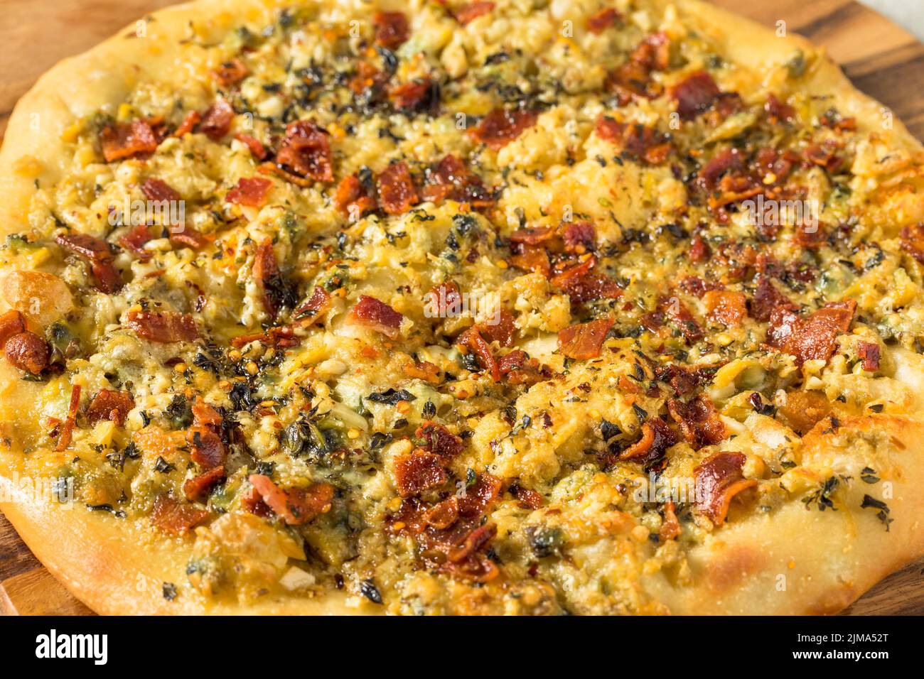 Pizza casera de New Haven Clam White con orégano y bacon Foto de stock