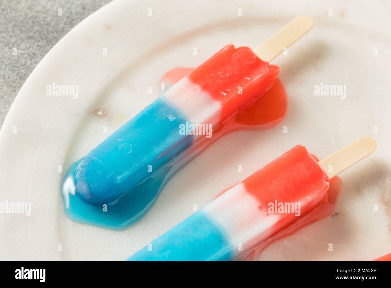 Paleta casera roja blanca azul lista para comer para el verano Foto de stock