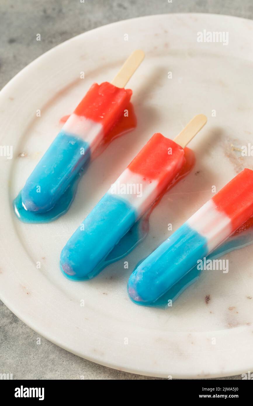 Paleta casera roja blanca azul lista para comer para el verano Foto de stock