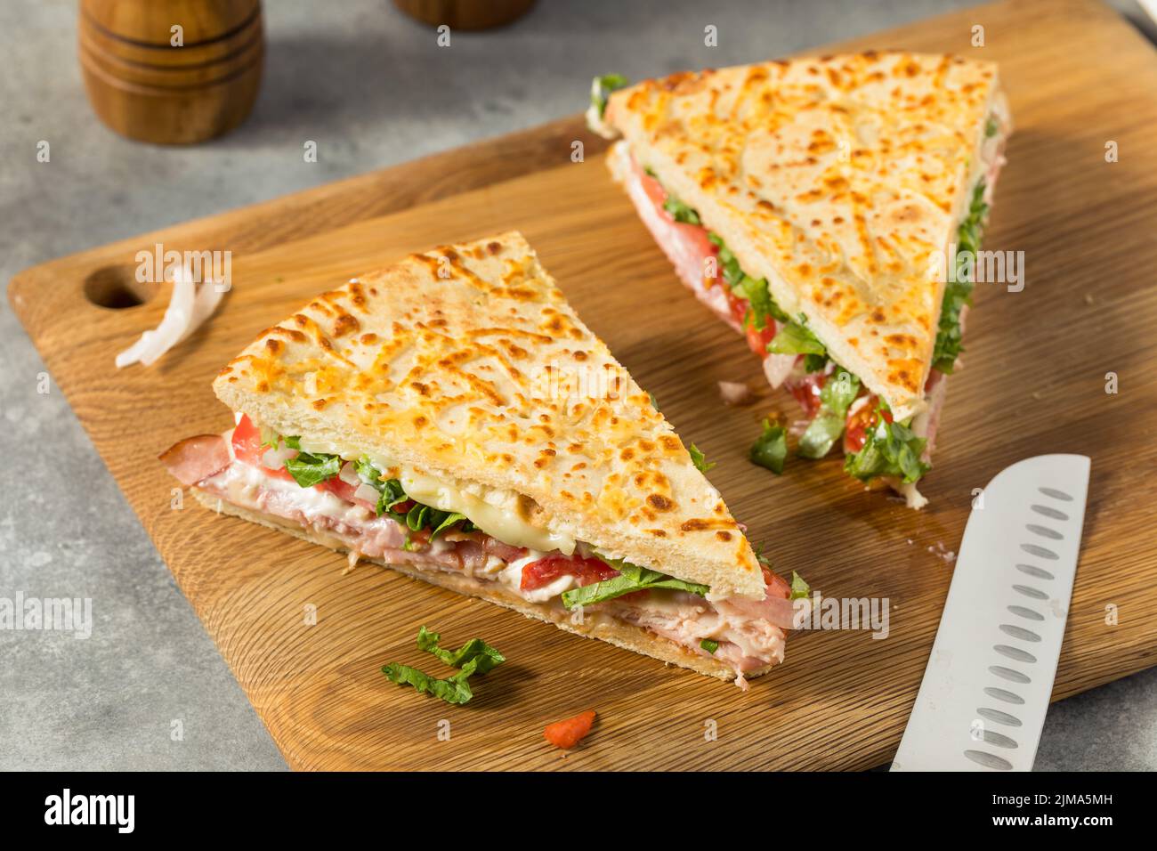 Sándwich casero de pizza de pavo con tomate y queso de lechuga Foto de stock