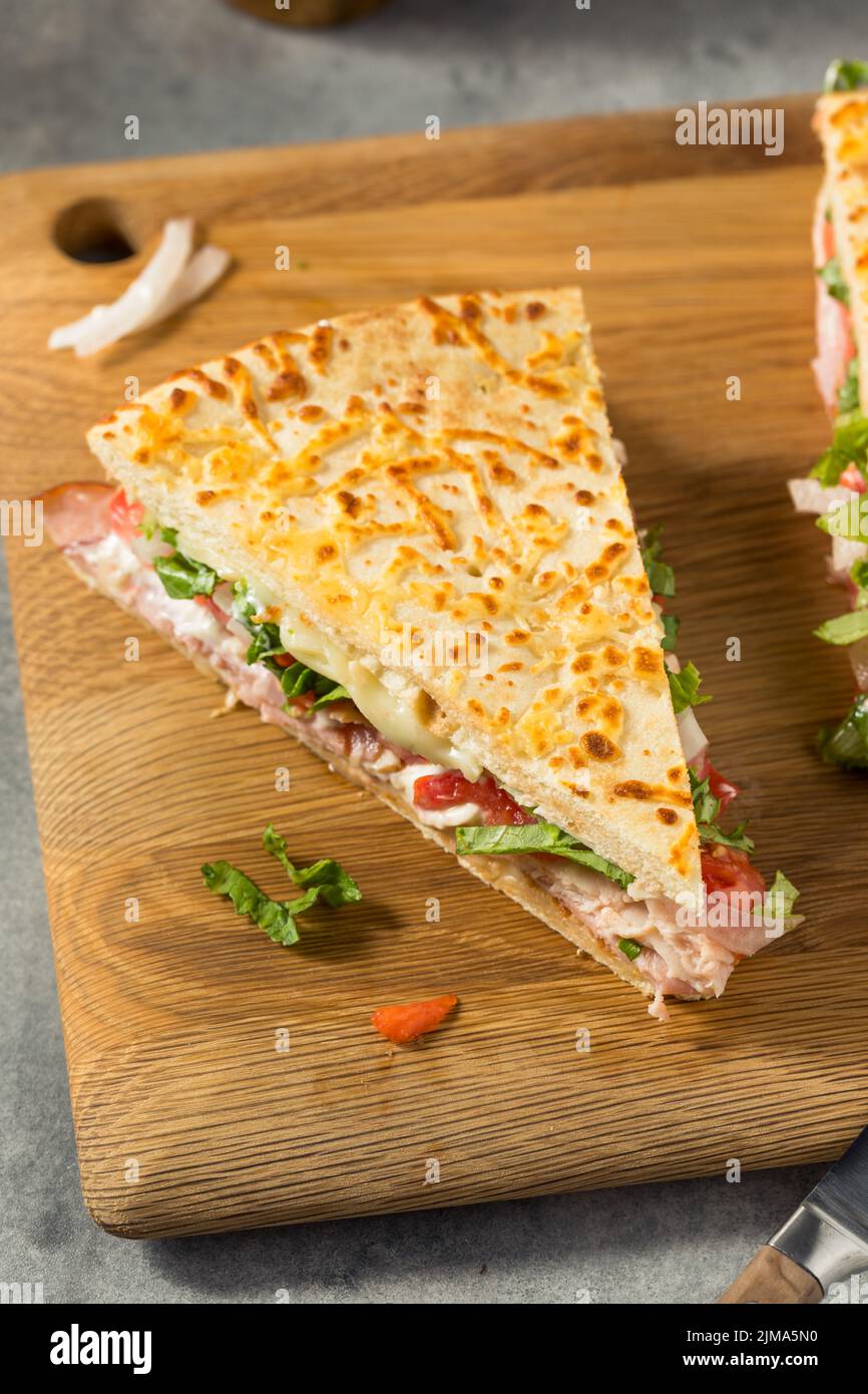 Sándwich casero de pizza de pavo con tomate y queso de lechuga Foto de stock