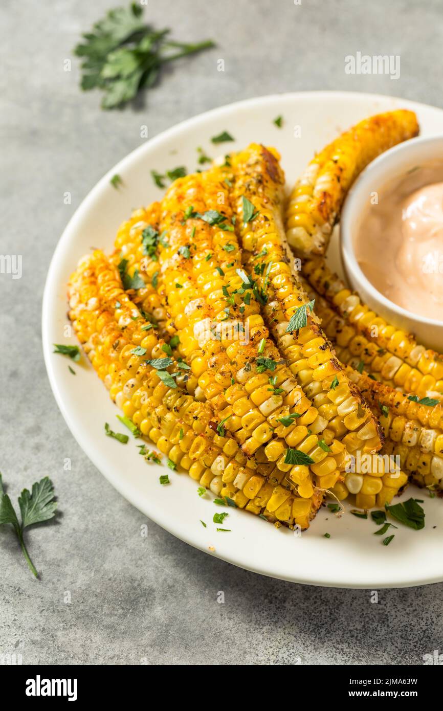 Costillas de maíz picantes caseras con salsa de mayo Foto de stock