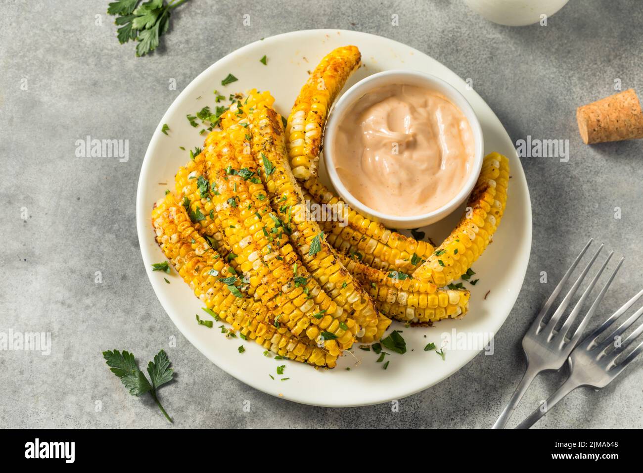 Costillas de maíz picantes caseras con salsa de mayo Foto de stock
