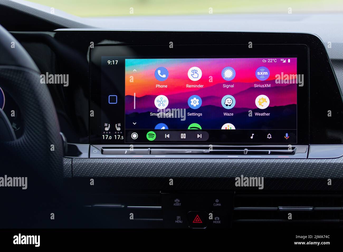 La pantalla de inicio de Android Auto, una aplicación desarrollada por Google, se ve en la pantalla de un coche nuevo. Foto de stock