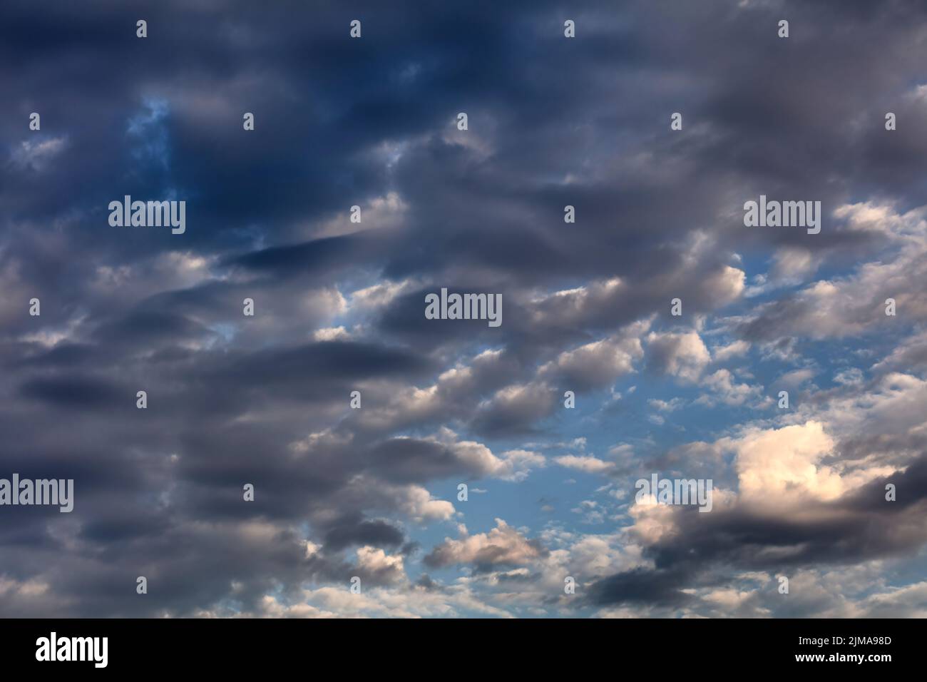 Fondo de nubes de cielo de naturaleza oscura y clara Foto de stock