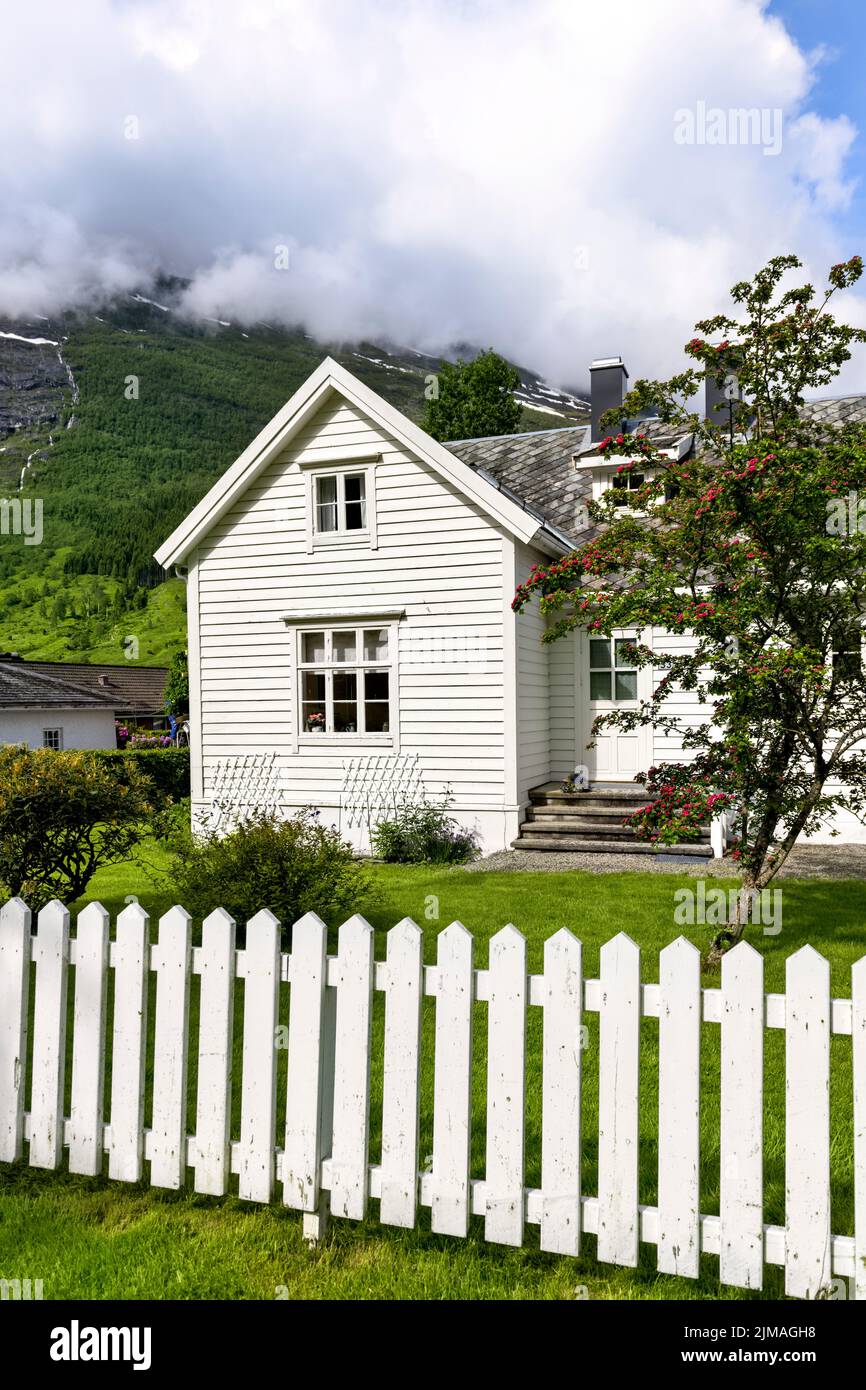 Olden Norway, casa tradicional con revestimiento de madera blanca y valla de postes blancos Foto de stock