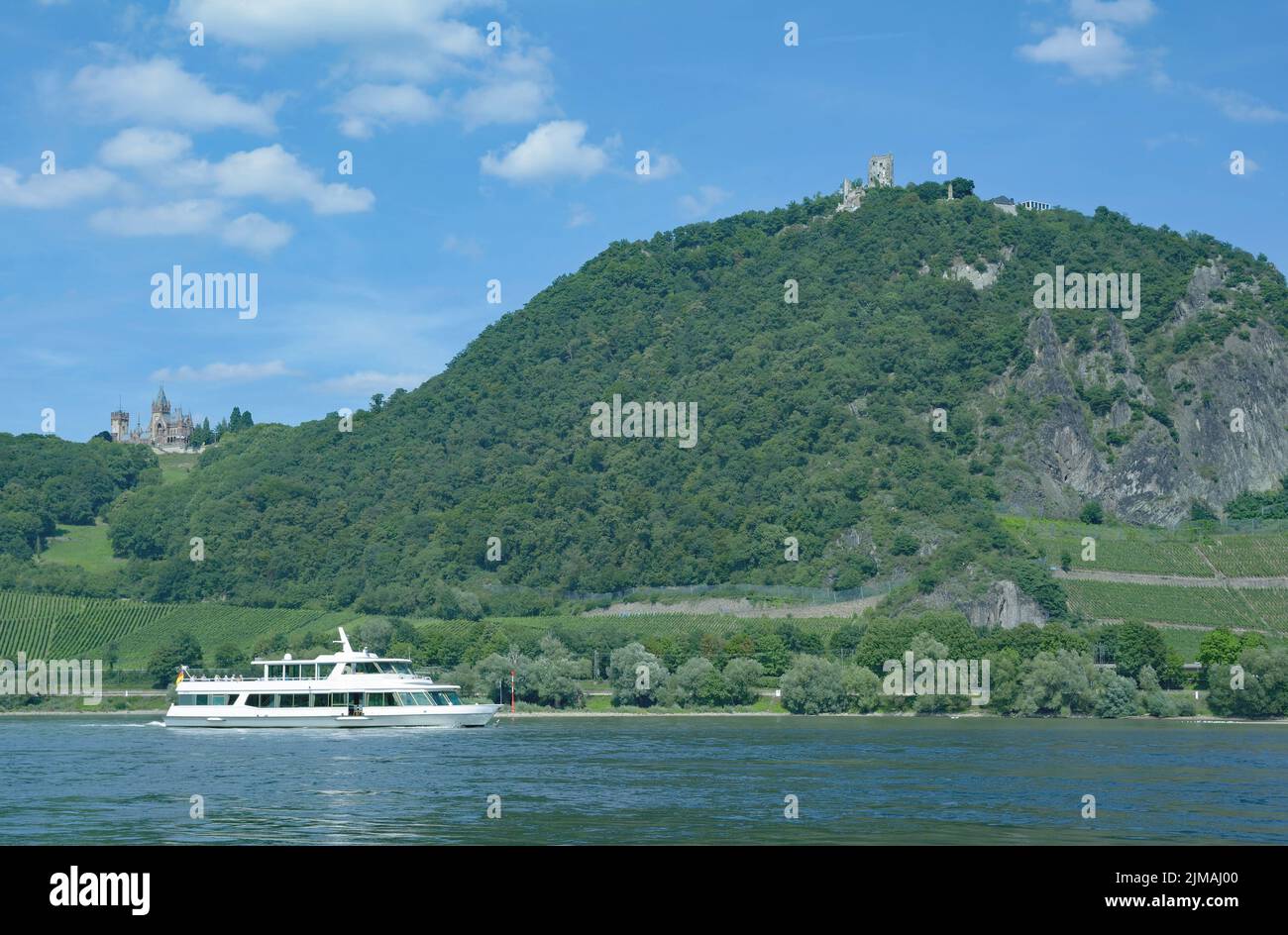 Famoso Drachenfels y Castillo de Drachenburg en la montaña Siebengebirge en el río Rin, Alemania Foto de stock