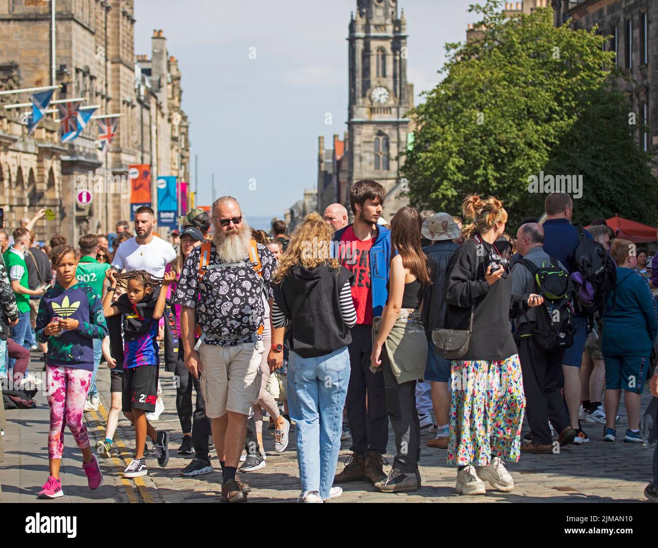 Royal Mile, Edimburgo, Escocia, Reino Unido. 5th de agosto de 2022. Festival Fringe de Edimburgo Primer día en High Street, que ahora es para los artistas callejeros y los buskers para evitar el aplauso de los años pre-pandémicos, las etapas para las vistas previas del espectáculo se encuentran ahora en otras áreas del centro de la ciudad. Crédito: Noticias en vivo de ArchWhite/alamy. Foto de stock