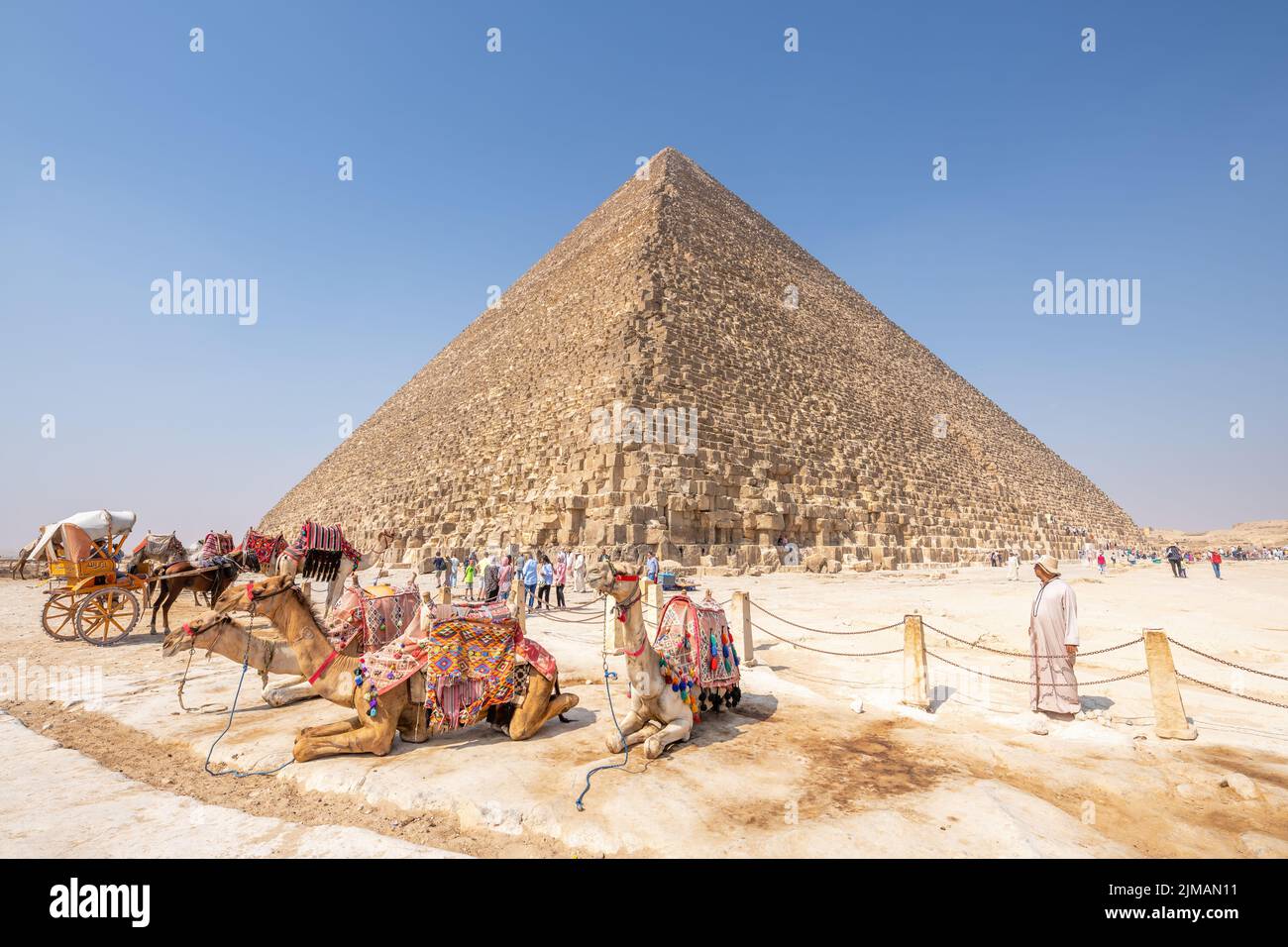 Giza, Egipto; 29 de julio de 2022 - Una vista de la enorme pirámide de Cheops, Giza, Egipto. Foto de stock