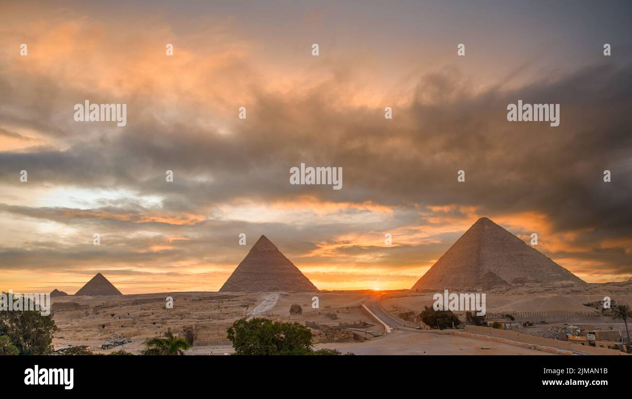 Puesta de sol en las pirámides, Giza, Egipto. Foto de stock