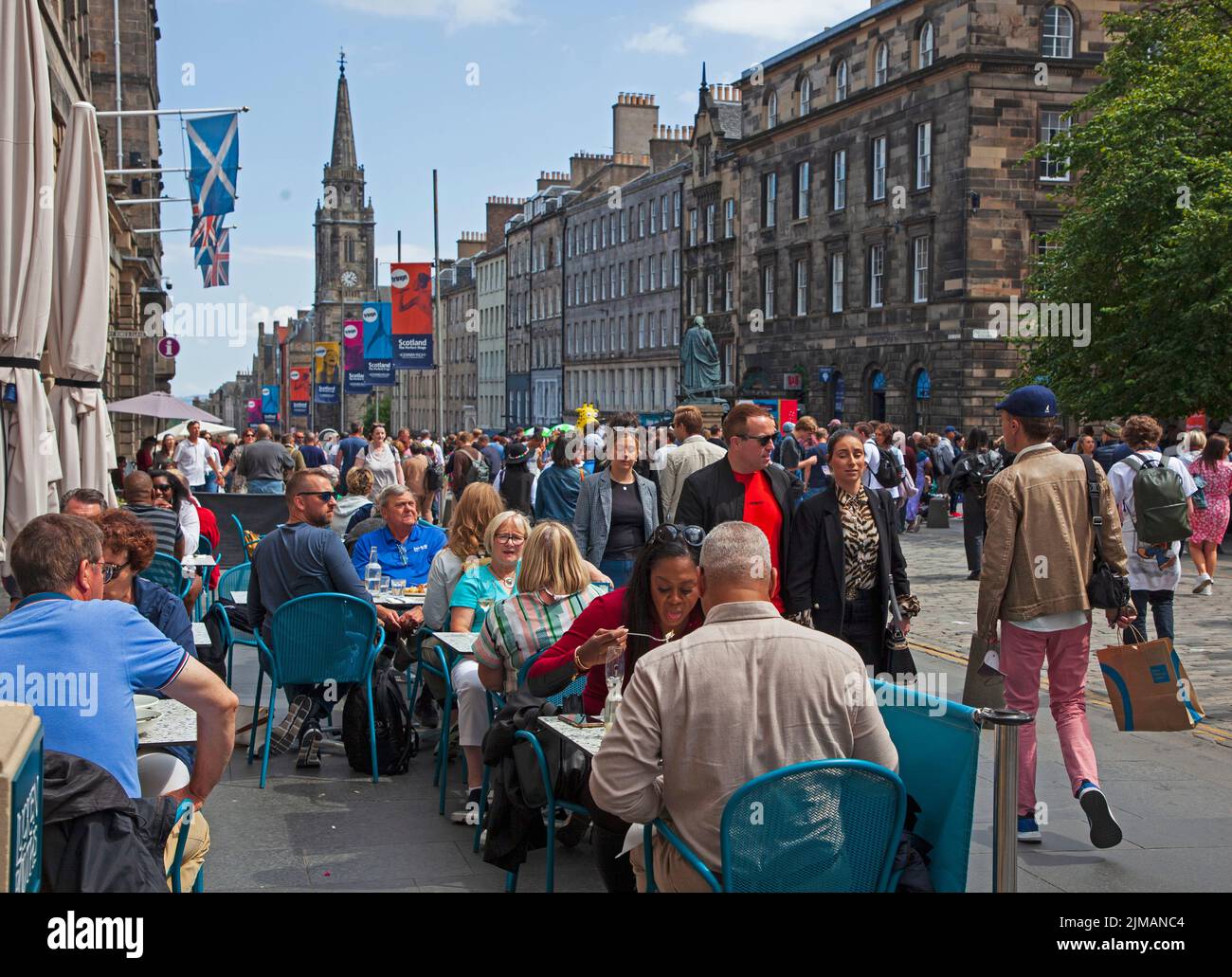 Royal Mile, Edimburgo, Escocia, Reino Unido. 5th de agosto de 2022. Festival Fringe de Edimburgo Primer día en High Street, que ahora es para los artistas callejeros y los buskers para evitar el aplauso de los años pre-pandémicos, las etapas para las vistas previas del espectáculo se encuentran ahora en otras áreas del centro de la ciudad. Crédito: Noticias en vivo de ArchWhite/alamy. Foto de stock