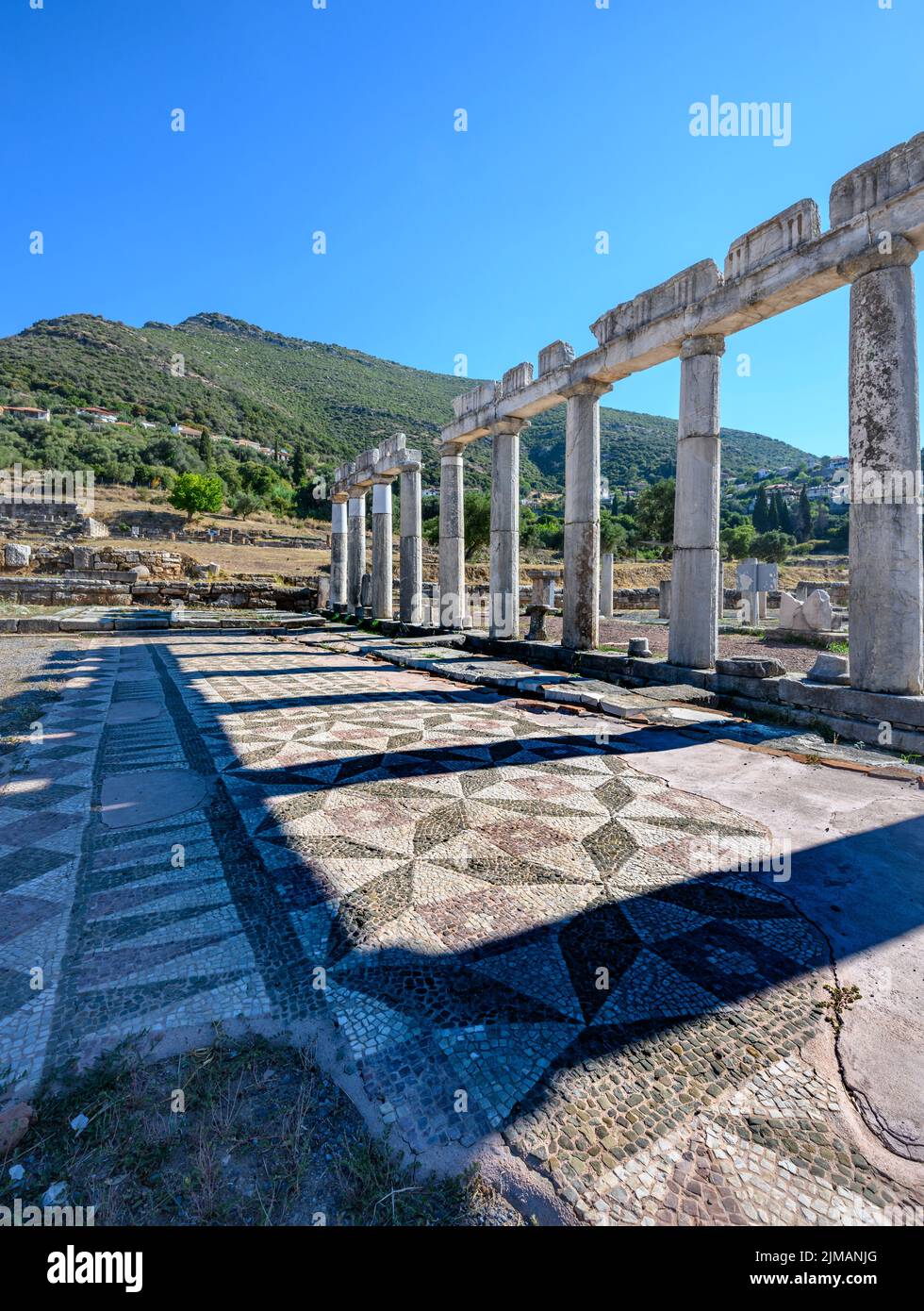 Restos de un mosaico en el piso del Antiguo Messene, Mesenia, Peloponeso, Grecia Foto de stock