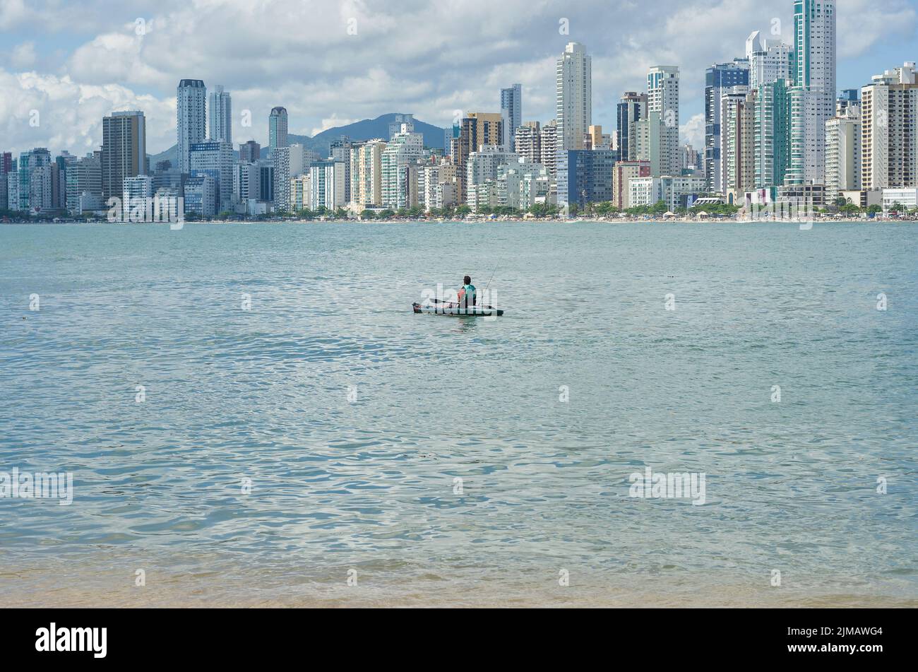 Joven pasear en kayak en la playa de Brasil. Kayak de pesca. Foto de stock