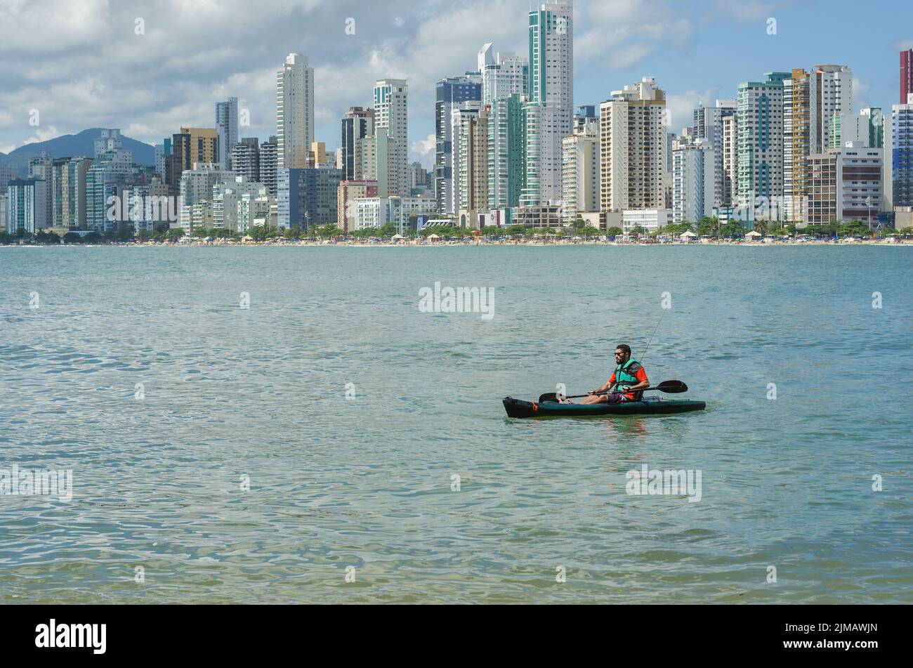 Joven pasear en kayak en la playa de Brasil. Kayak de pesca. Foto de stock