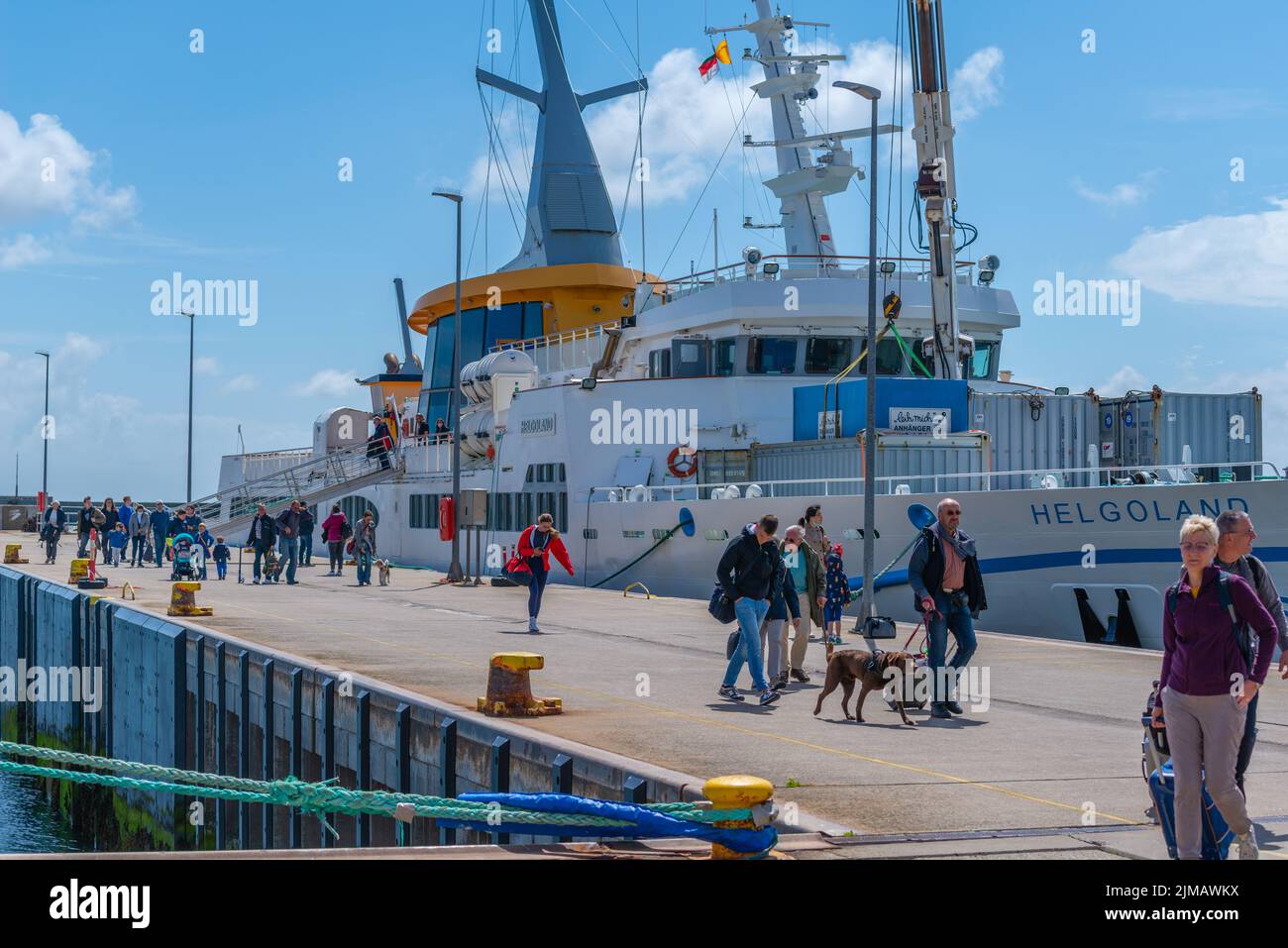 Pasajeros que llevan turistas a la isla de alta mar Heligoland, Mar del Norte, Schleswig-Holstein, Norte de Alemania, Europa Foto de stock