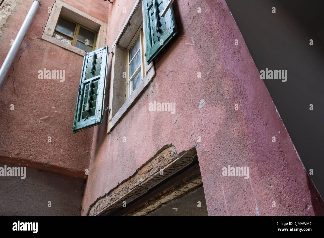 Casa colorida en el centro histórico de Piran, Eslovenia, vista desde abajo Foto de stock