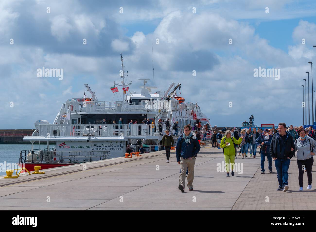 Pasajeros que llevan turistas a la isla de alta mar Heligoland, Mar del Norte, Schleswig-Holstein, Norte de Alemania, Europa Foto de stock