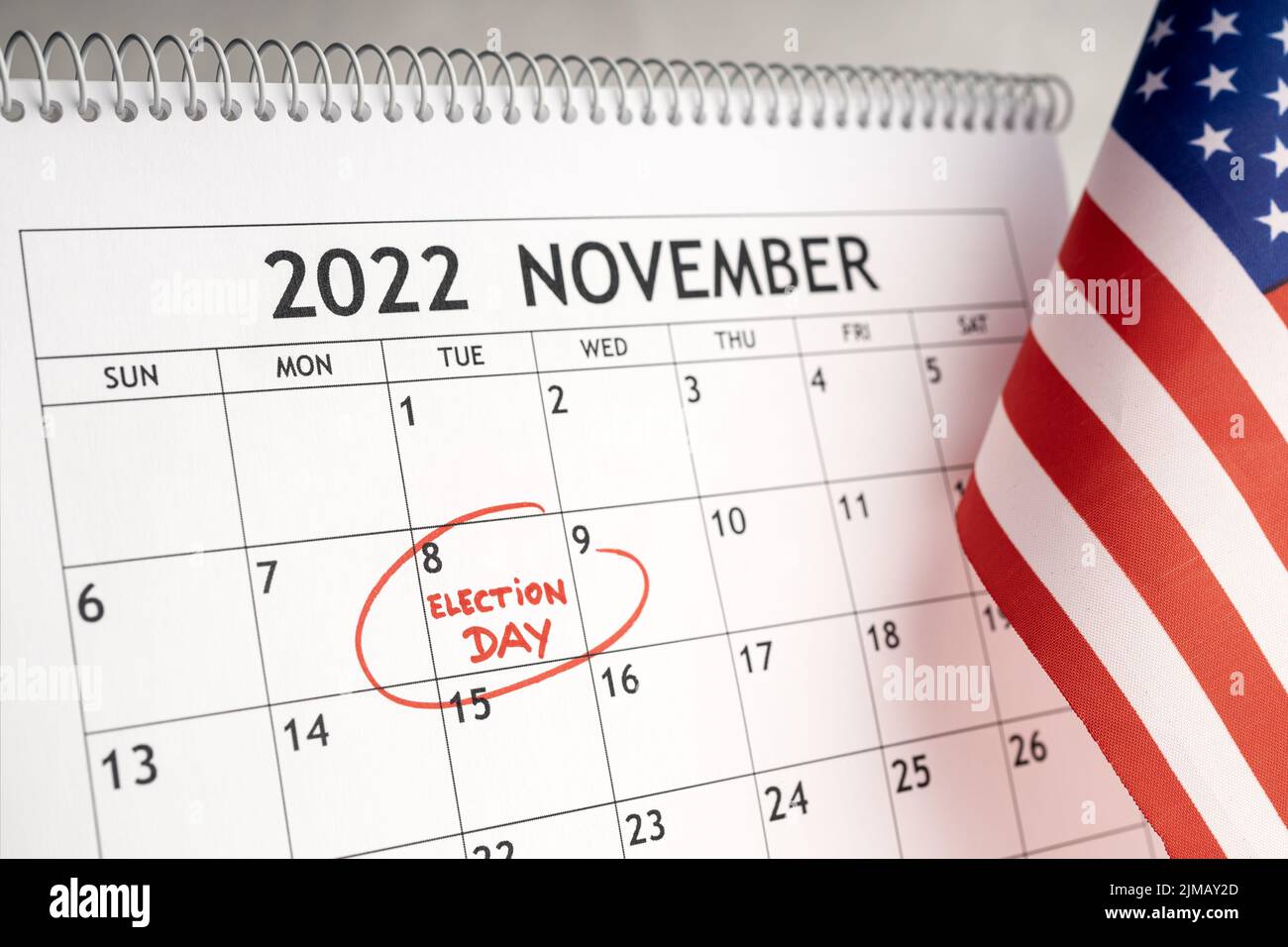 Noviembre 2022 Concepto del día de las elecciones en EE.UU. Calendario de escritorio con el 8 de noviembre marcado en rojo y bandera de EE.UU Foto de stock