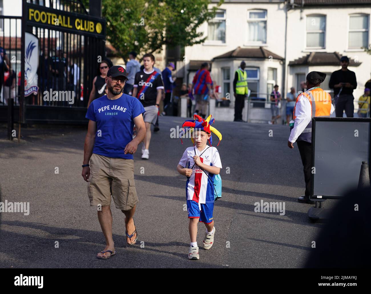 Los aficionados llegan al Selhurst Park antes del partido de la Premier League entre Crystal Palace y Arsenal. Fecha de la foto: Viernes 5 de agosto de 2022. Foto de stock