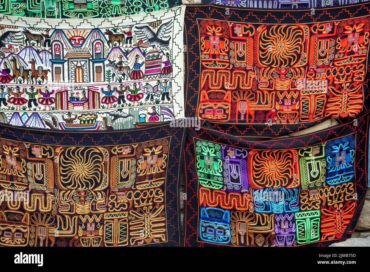 Coloristas mantas, mercado de artesanos, Ollantaytambo, Urubamba, Cusco, Perú Foto de stock