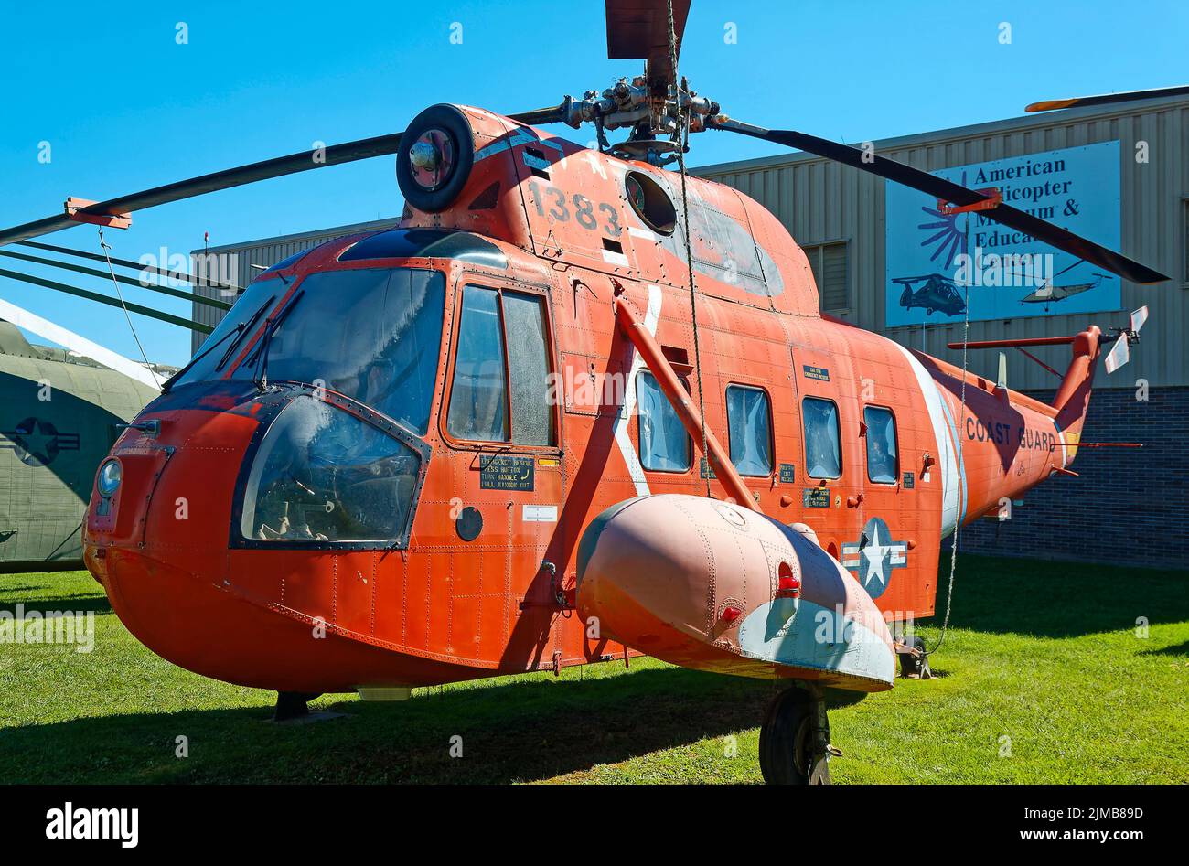 Gran helicóptero de guardacostas, vintage, color naranja, aire libre, avión, Militar, transporte, Museo de Helicópteros; Pensilvania; West Chester, PA Foto de stock