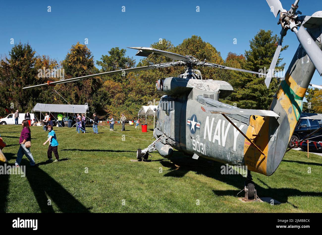 Helicóptero azul marino, vintage, color gris, aire libre, avión, Militar, transporte, visitantes, Museo del Helicóptero; Pensilvania; West Chester, PA Foto de stock