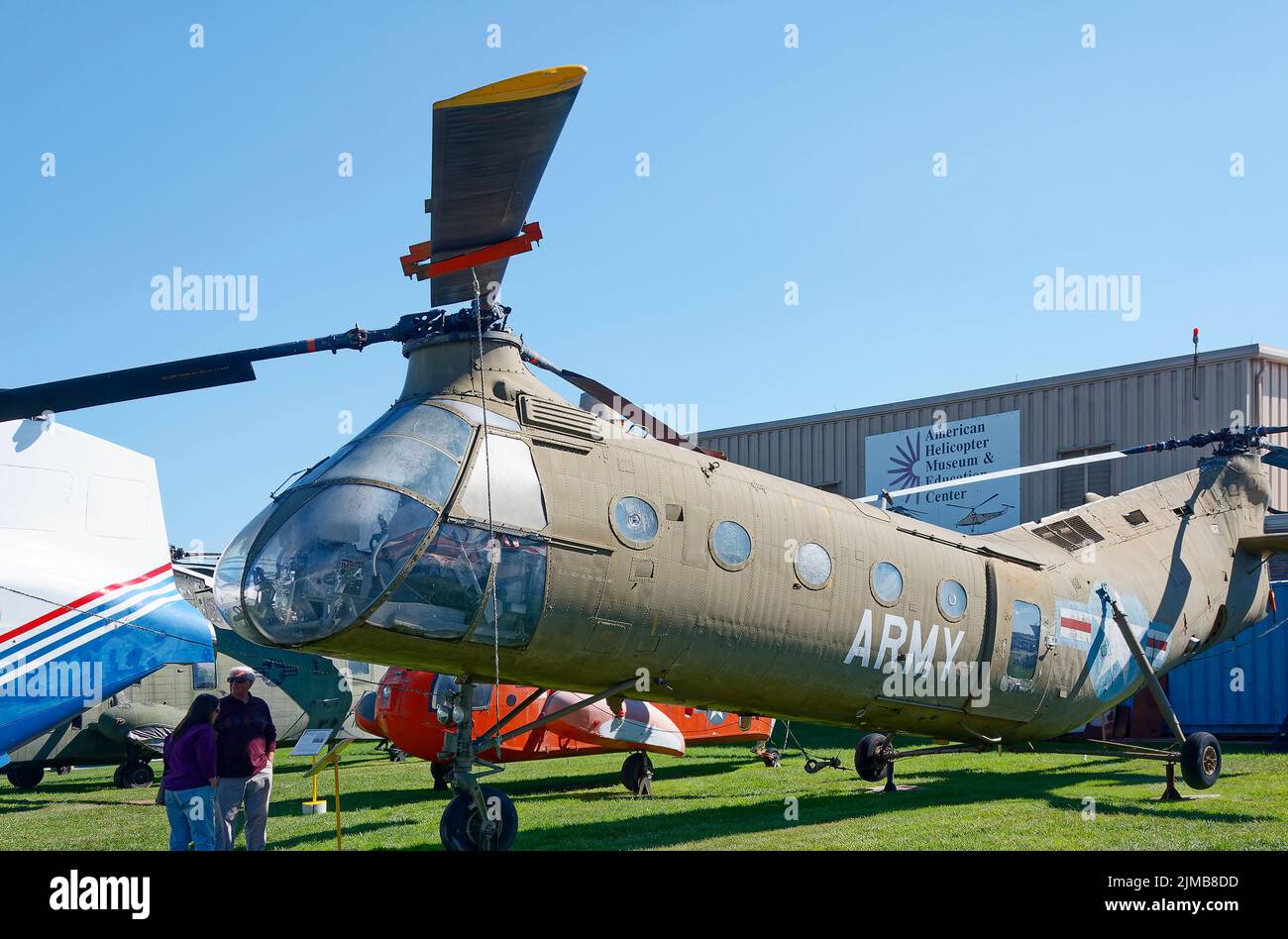 Helicóptero Ejército grande, vintage, color caqui, aire libre, avión, Militar, transporte, visitantes, Museo del Helicóptero; Pensilvania; West Chester, PA Foto de stock