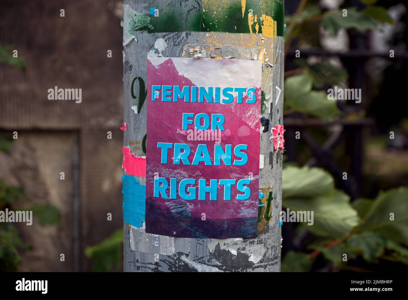 Etiqueta 'Feministas por los derechos trans' en un post en Edimburgo, Escocia, Reino Unido. Foto de stock