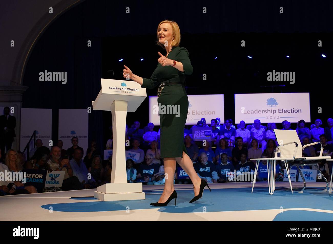 Liz Truss durante un evento Hustings en Eastbourne, como parte de la campaña para ser líder del Partido Conservador y el próximo primer ministro. Fecha de la foto: Viernes 5 de agosto de 2022. Foto de stock