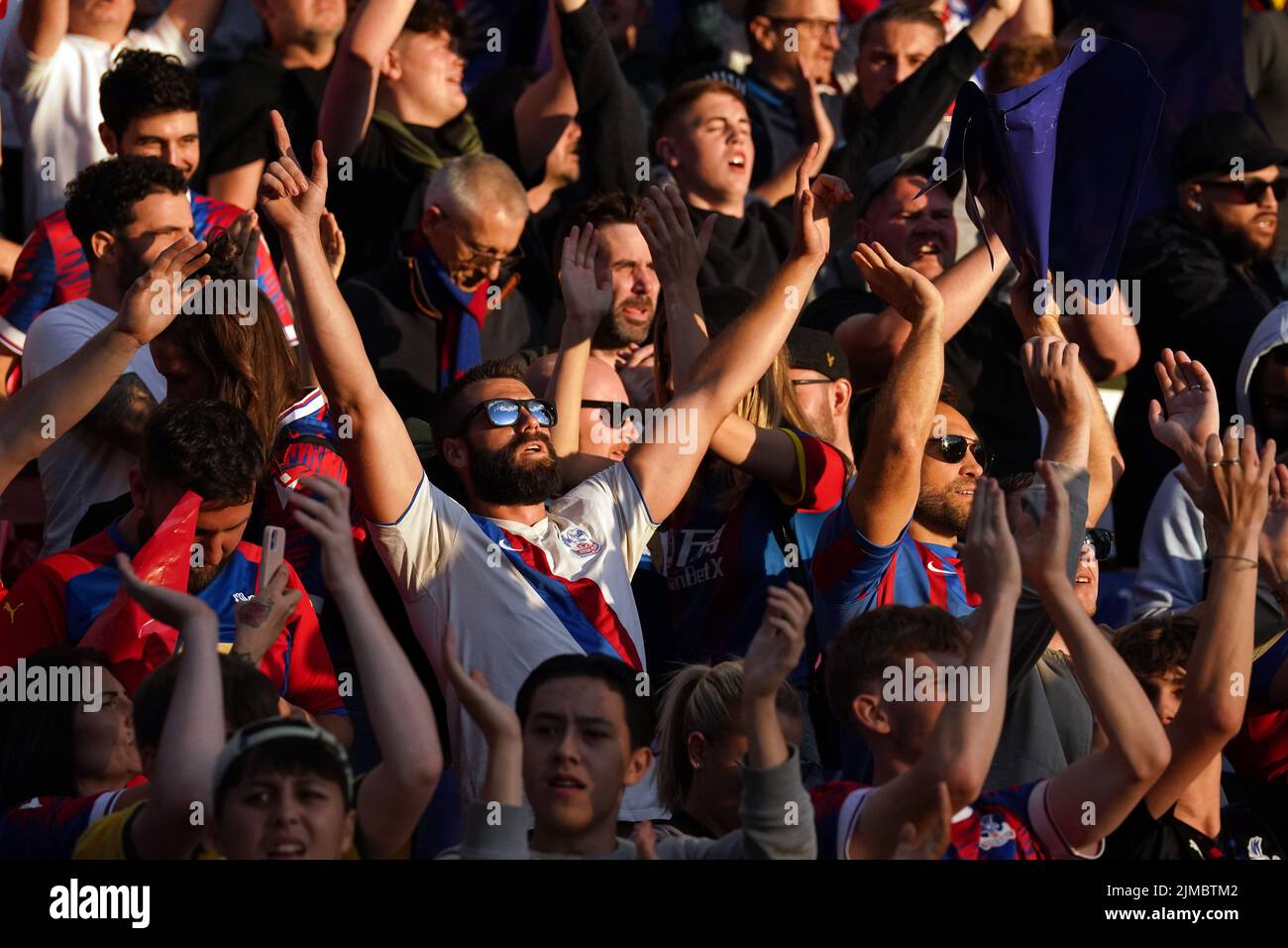 Aficionados al Crystal Palace durante el partido de la Premier League en Selhurst Park, Londres. Fecha de la foto: Viernes 5 de agosto de 2022. Foto de stock
