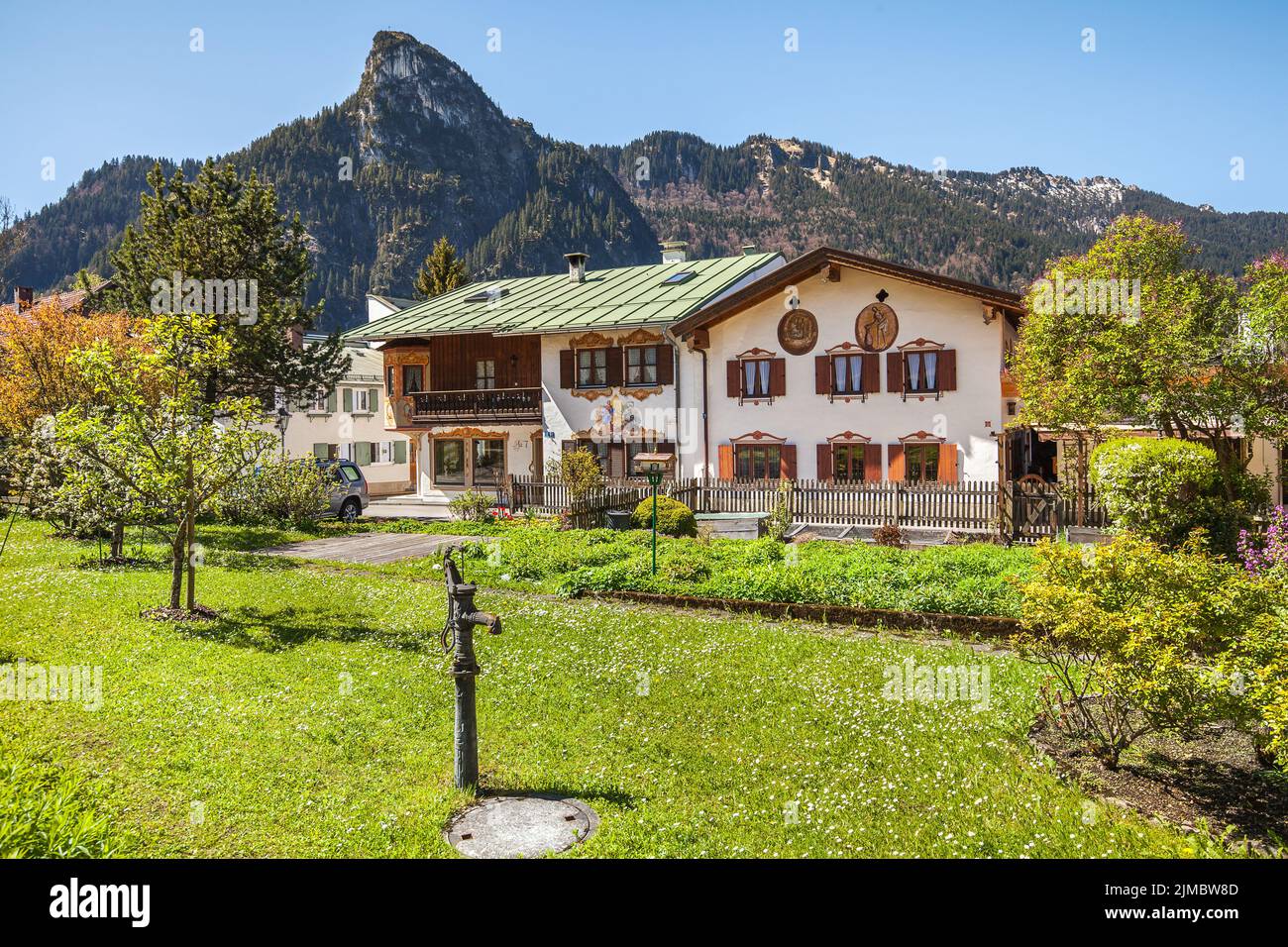 OBERAMMERGAU, ALEMANIA - 10 de mayo de 2017: Hermosas casas en Oberammergau en los Alpes bávaros. Foto de stock