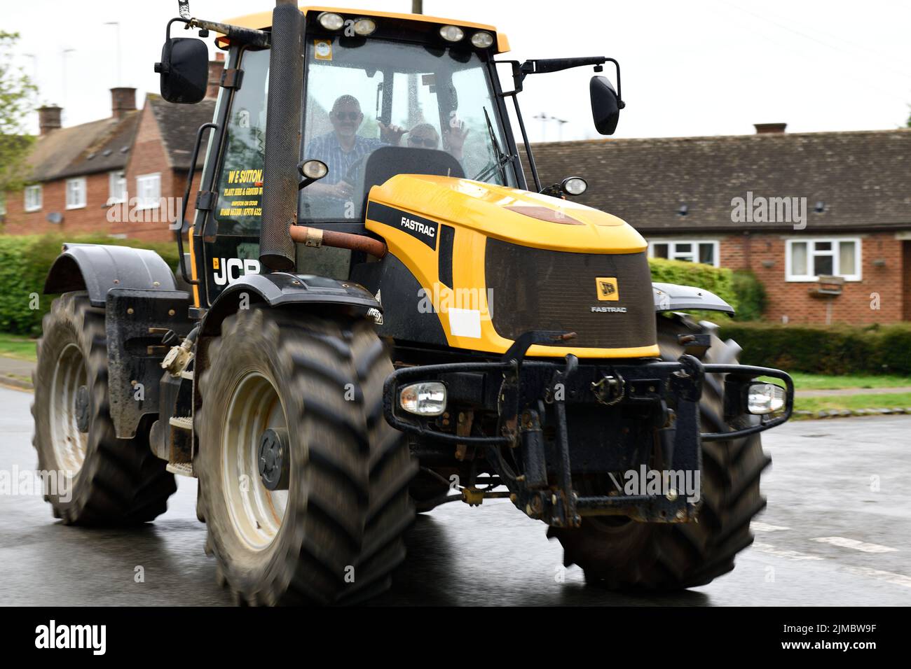 Tractor dirigido por Warwickshire YFC en ayuda de la investigación del cáncer y el fondo conmemorativo de Len Eadon Hook Norton Oxfordshire England uk Foto de stock