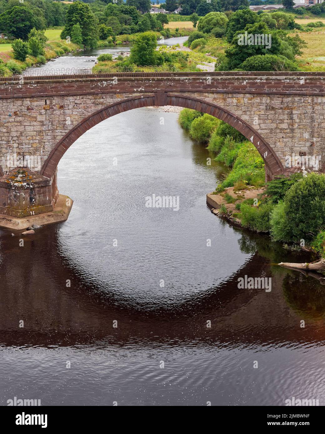 Un primer plano de uno de los arcos segmentarios del puente de agua Lower North que lleva la carretera A92 entre Arbroath y Aberdeen. Foto de stock