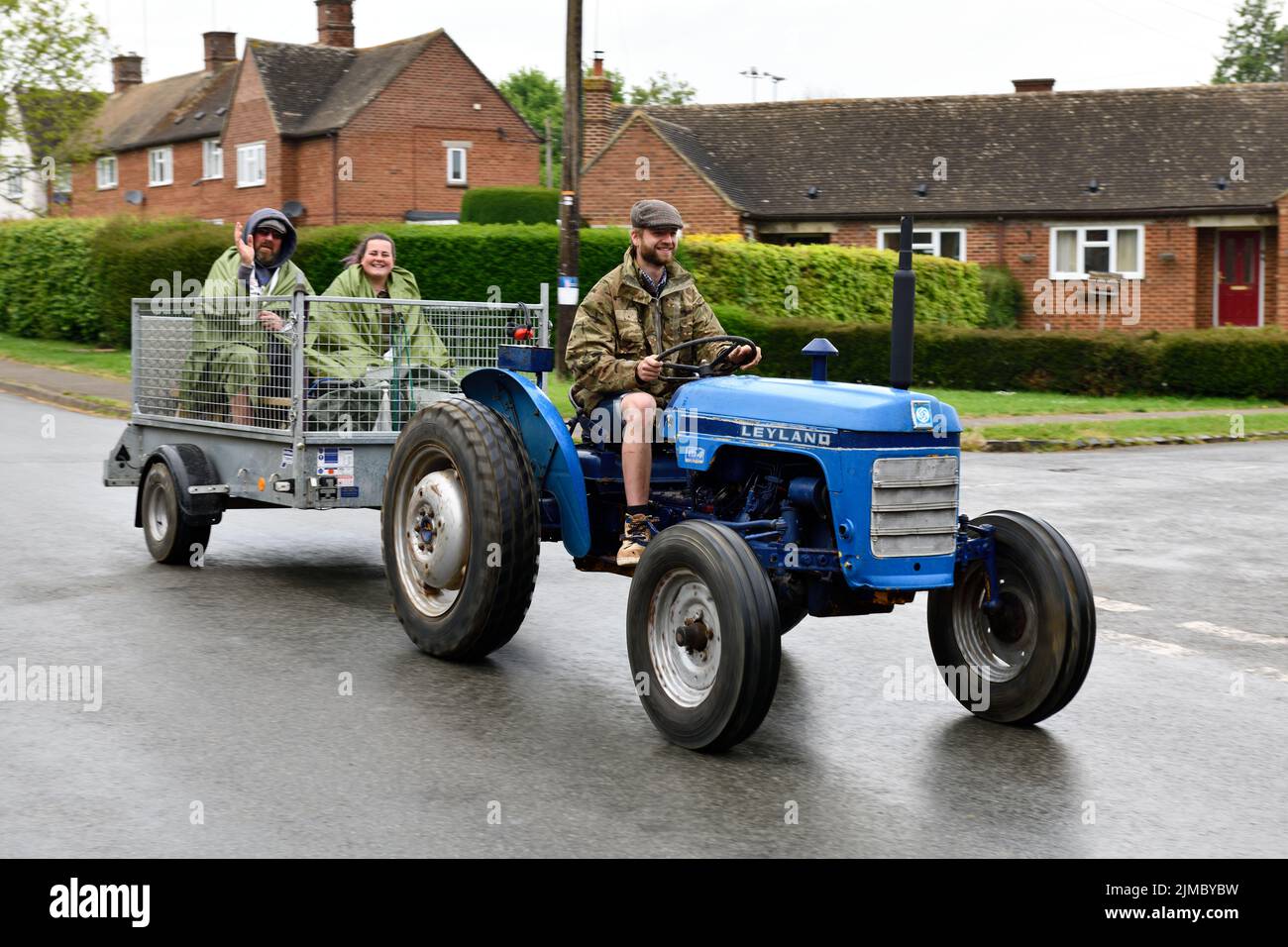 Tractor dirigido por Warwickshire YFC en ayuda de la investigación del cáncer y el fondo conmemorativo de Len Eadon Hook Norton Oxfordshire England uk Foto de stock
