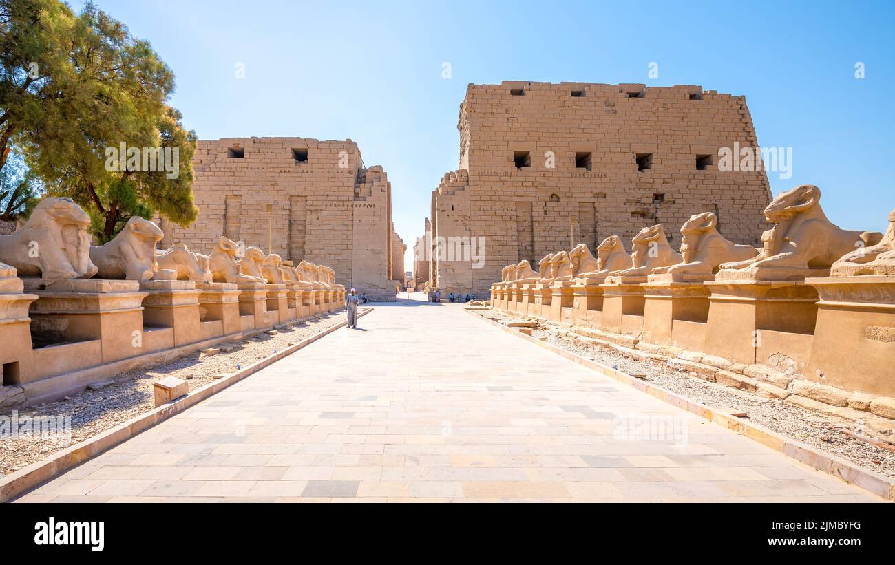Luxor, Egipto; 3 de agosto de 2022 - Entrada al Templo de Karnak, Luxor, Egipto. Foto de stock