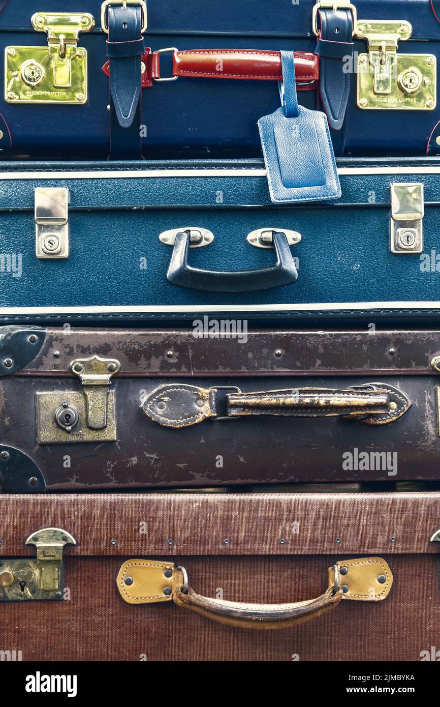 Pila de maletas retro de época Foto de stock