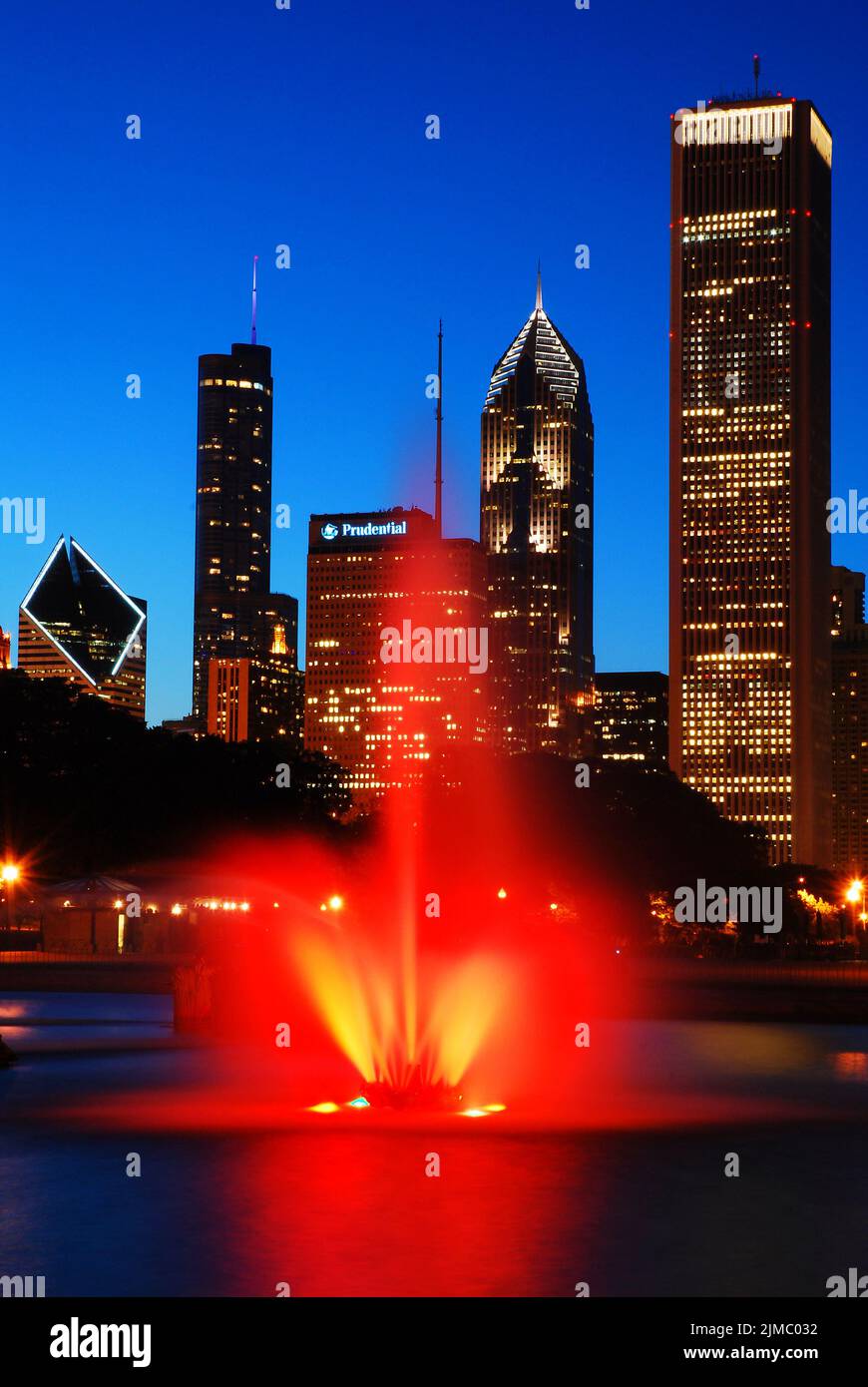 La Fuente de Buckingham, en Chicago, está iluminada con luces coloridas y juega contra el horizonte de la ciudad y el cielo del atardecer Foto de stock