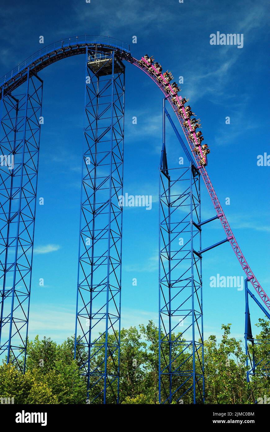 Los buscadores de emociones se dirigen al descenso de Superman the Ride, a menudo considerada una de las mejores montañas rusas del mundo, en Six Flags New England, Foto de stock